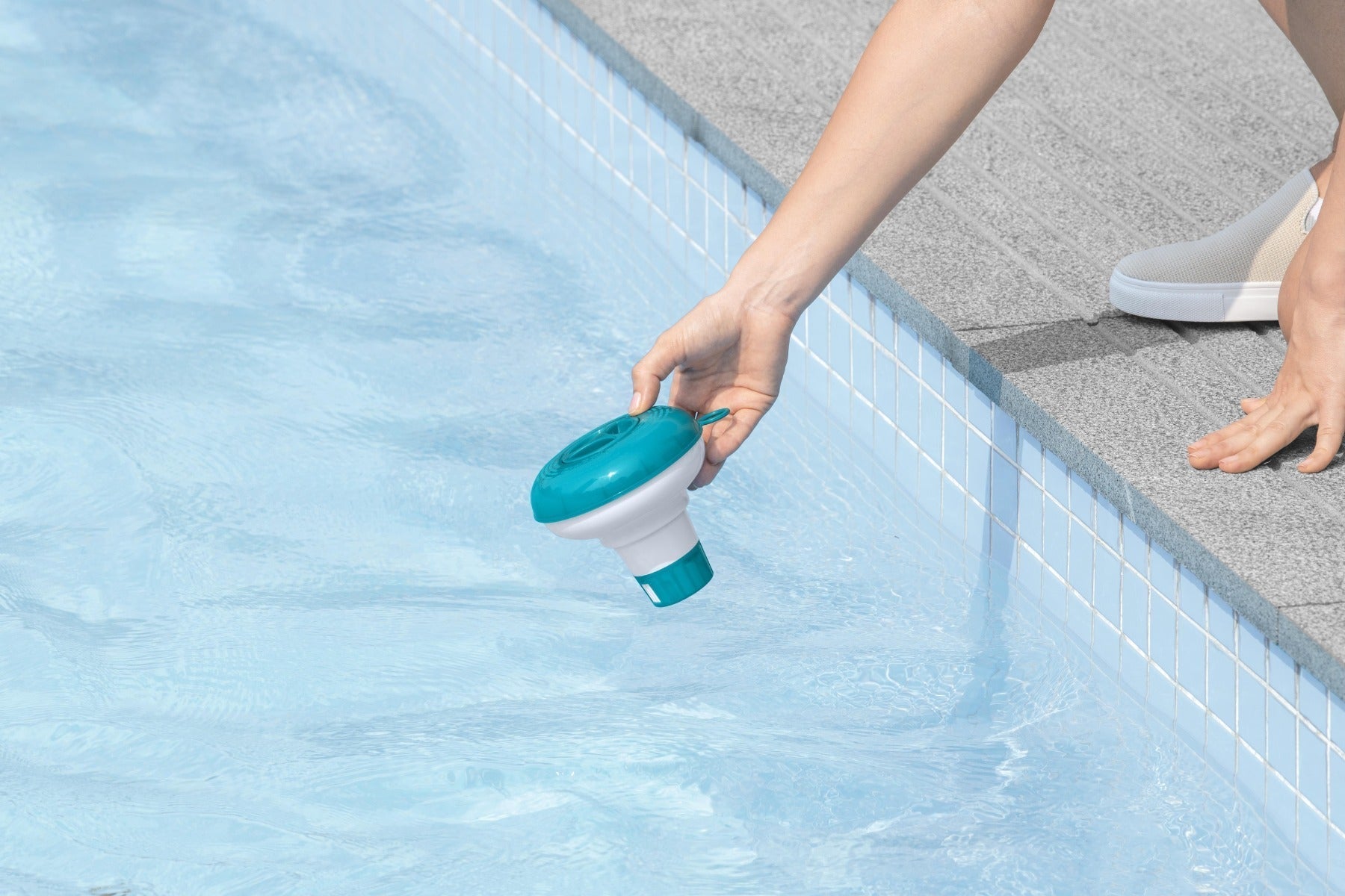 floating dispenser for pools
